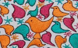 Talisman brodé Oiseau de paradis – création sur mesure Talisman brodé Oiseau de paradis, oiseaux et bébés oiseaux en broderie d’or